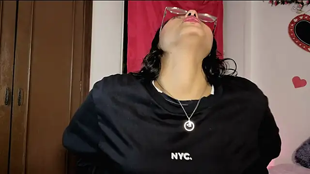 Snapshot of PaulaCutexs chatting on May 4, 5:25 am PaulaCutexs online show from May 4, 5:25 am