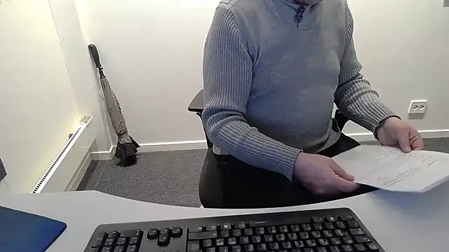 Snapshot of Buggemann chatting on April 7, 4:24 am Buggemann online show from April 7, 4:24 am
