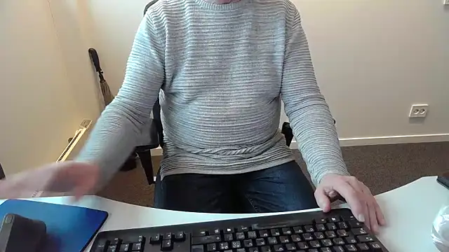 Snapshot of Buggemann chatting on April 9, 5:51 am Buggemann online show from April 9, 5:51 am