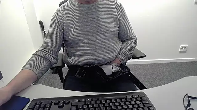 Snapshot of Buggemann chatting on April 14, 2:50 am Buggemann online show from April 14, 2:50 am