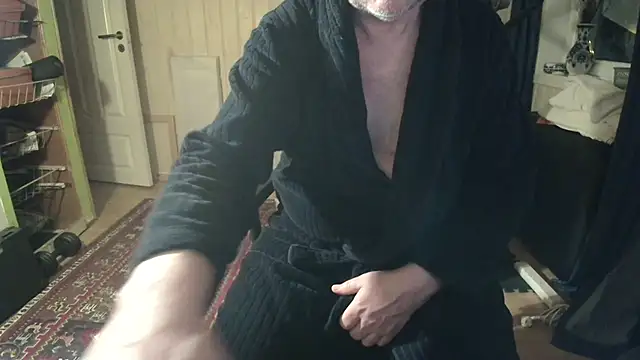 Snapshot of Buggemann chatting on April 22, 2:36 am Buggemann online show from April 22, 2:36 am