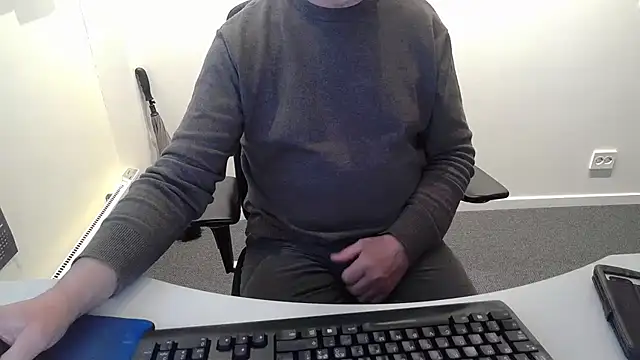 Snapshot of Buggemann chatting on April 28, 3:44 am Buggemann online show from April 28, 3:44 am