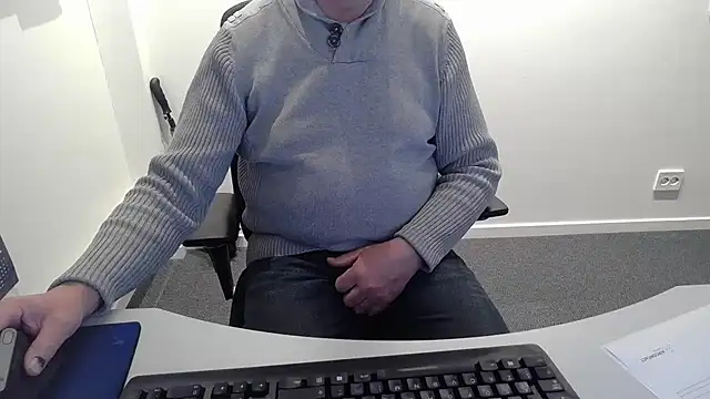 Snapshot of Buggemann chatting on May 4, 3:02 am Buggemann online show from May 4, 3:02 am