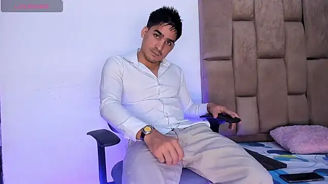Snapshot of Christopher_Harris_ chatting on April 17, 9:18 pm Christopher Harris online show from April 17, 9:18 pm
