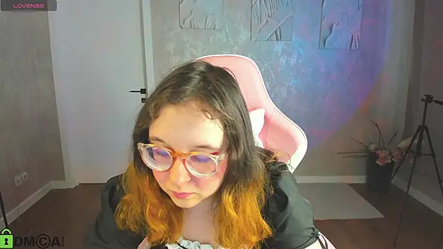 Snapshot of Aleks-caster chatting on April 8, 9:31 am Aleks-caster online show from April 8, 9:31 am