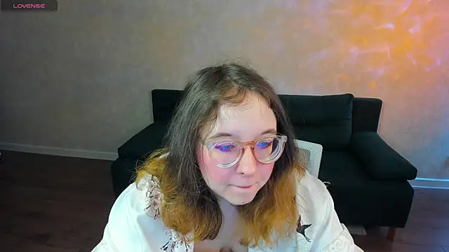 Snapshot of Aleks-caster chatting on April 16, 1:17 am Aleks-caster online show from April 16, 1:17 am