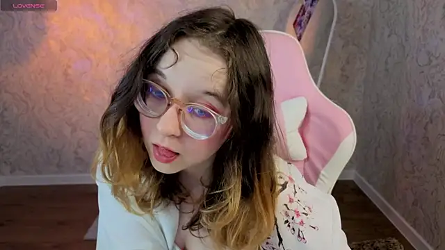 Snapshot of Aleks-caster chatting on April 22, 9:33 am Aleks-caster online show from April 22, 9:33 am