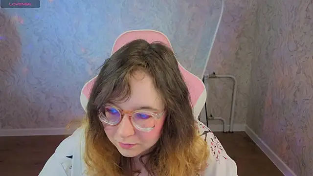 Snapshot of Aleks-caster chatting on April 23, 9:19 am Aleks-caster online show from April 23, 9:19 am