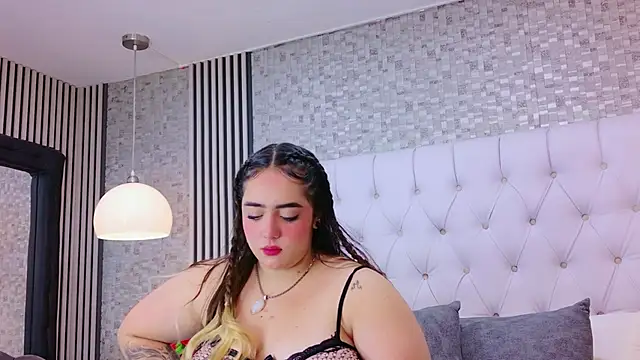 Snapshot of VioletMonroee chatting on March 12, 3:56 am VioletMonroee online show from March 12, 3:56 am