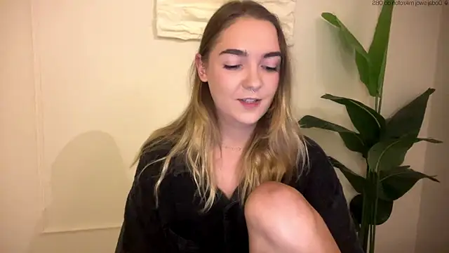 Snapshot of RoxyWet chatting on May 31, 12:23 pm RoxyWet online show from May 31, 12:23 pm