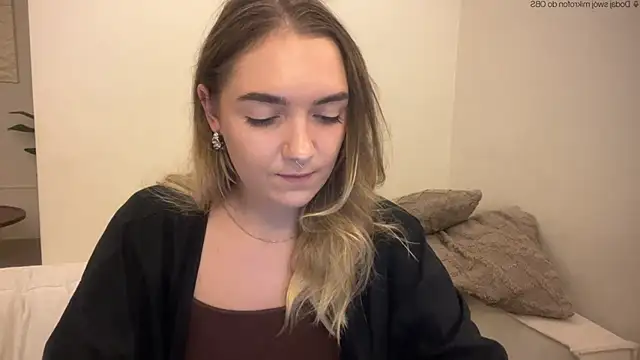 Snapshot of RoxyWet chatting on June 4, 12:22 pm RoxyWet online show from June 4, 12:22 pm