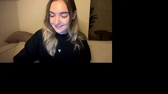 Snapshot of RoxyWet chatting on June 5, 12:33 pm RoxyWet online show from June 5, 12:33 pm