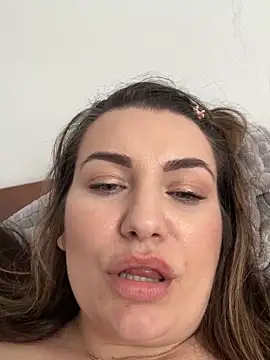 SweetCurvess online show from April 18, 2:10 pm