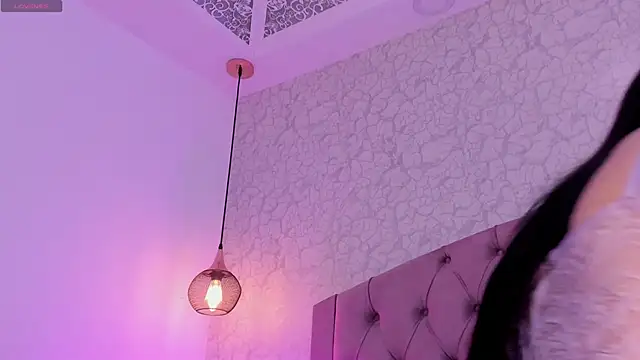 saraa joness  online show from April 25, 6:27 pm