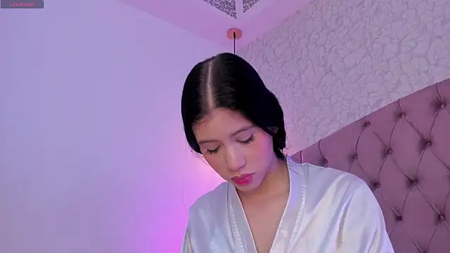 saraa joness  online show from April 30, 6:14 pm