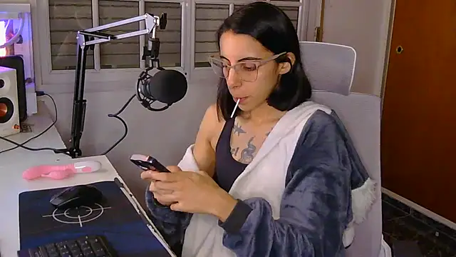 Snapshot of Poison_Ivy_29 chatting on April 9, 2:44 am Poison Ivy 29 online show from April 9, 2:44 am