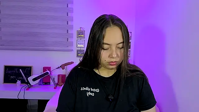 Snapshot of cherry_valeria chatting on June 23, 2:20 am cherry valeria online show from June 23, 2:20 am