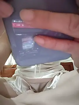 Snapshot of DawnG_x chatting on July 23, 5:49 am DawnG x online show from July 23, 5:49 am