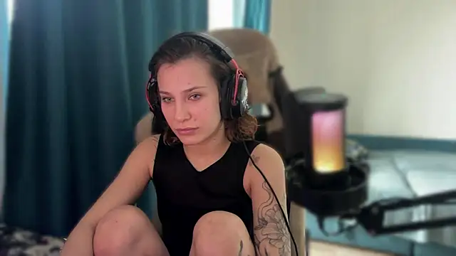 Snapshot of AlbyDengrov chatting on March 13, 11:33 pm AlbyDengrov online show from March 13, 11:33 pm