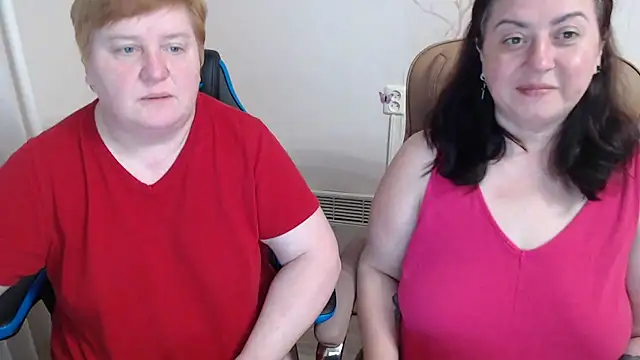 Snapshot of Lindy-Jeanie chatting on April 2, 5:43 pm Lindy-Jeanie online show from April 2, 5:43 pm