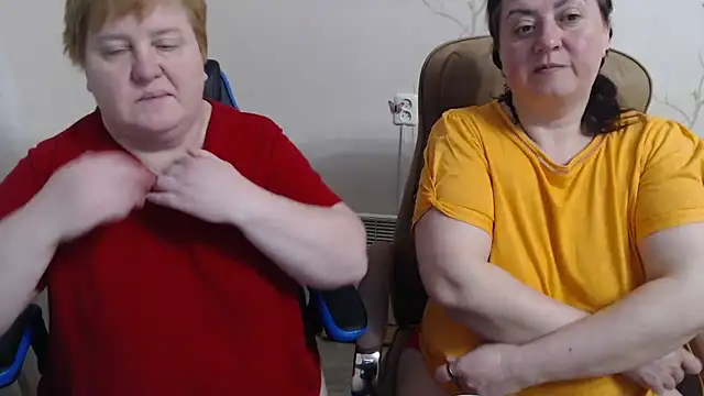 Snapshot of Lindy-Jeanie chatting on April 4, 8:17 pm Lindy-Jeanie online show from April 4, 8:17 pm