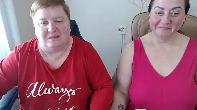 Snapshot of Lindy-Jeanie chatting on April 25, 10:40 am Lindy-Jeanie online show from April 25, 10:40 am