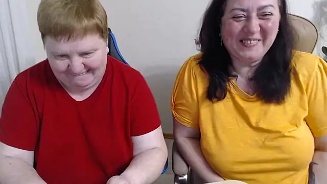 Snapshot of Lindy-Jeanie chatting on April 29, 7:42 pm Lindy-Jeanie online show from April 29, 7:42 pm
