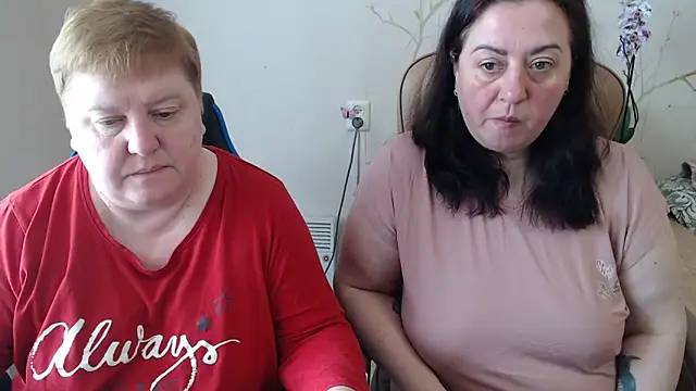 Snapshot of Lindy-Jeanie chatting on May 2, 8:41 am Lindy-Jeanie online show from May 2, 8:41 am