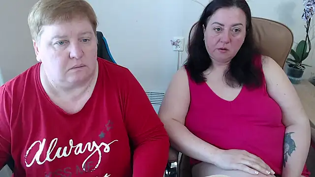 Snapshot of Lindy-Jeanie chatting on May 4, 12:01 pm Lindy-Jeanie online show from May 4, 12:01 pm