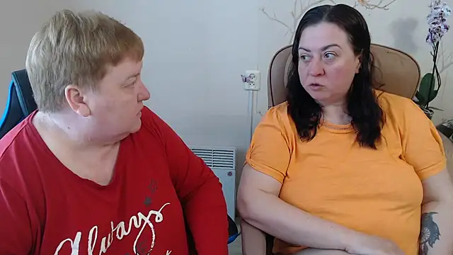 Snapshot of Lindy-Jeanie chatting on May 7, 6:52 am Lindy-Jeanie online show from May 7, 6:52 am