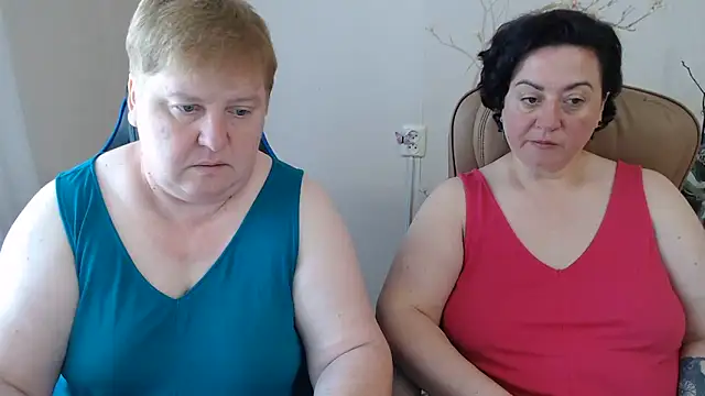 Snapshot of Lindy-Jeanie chatting on June 18, 8:25 am Lindy-Jeanie online show from June 18, 8:25 am