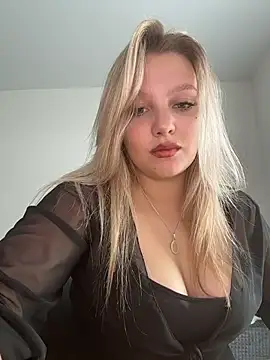 Snapshot of bettyloveu chatting on June 3, 4:15 am bettyloveu online show from June 3, 4:15 am
