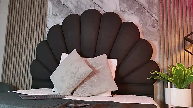  charlotte quee  online show from March 27, 1:44 pm