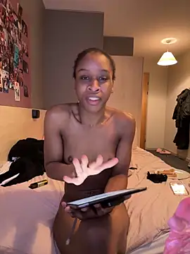 Halligirl online show from March 13, 1:51 pm