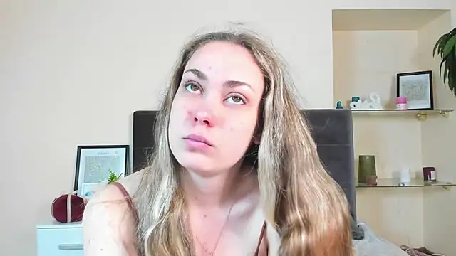 Snapshot of MelanieCuty chatting on April 7, 5:30 am MelanieCuty online show from April 7, 5:30 am