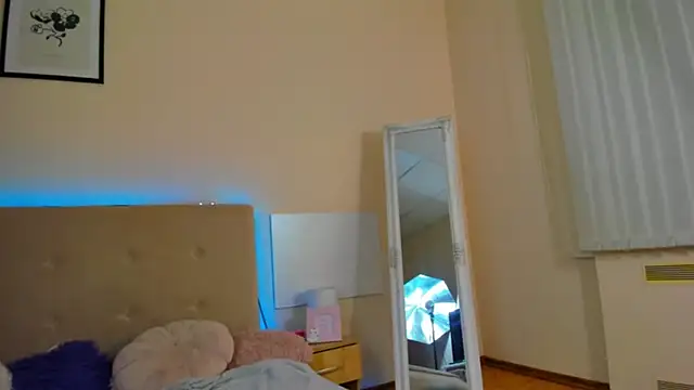 Snapshot of MelanieCuty chatting on June 28, 5:35 am MelanieCuty online show from June 28, 5:35 am