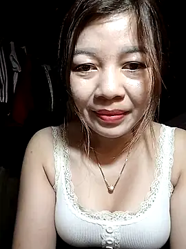 Snapshot of Yiyi102300 chatting on April 3, 11:58 pm Yiyi102300 online show from April 3, 11:58 pm