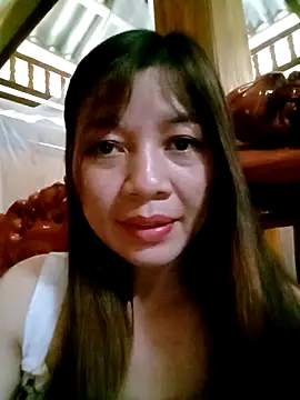 Snapshot of Yiyi102300 chatting on April 24, 7:33 am Yiyi102300 online show from April 24, 7:33 am