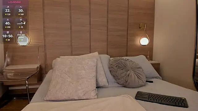 Snapshot of Emilia1040X chatting on July 28, 6:20 pm Emilia1040X online show from July 28, 6:20 pm