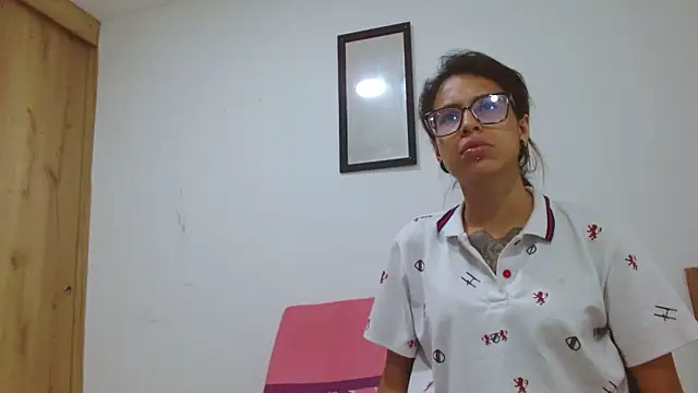 Snapshot of Emily_Lopera chatting on June 9, 12:44 am Emily Lopera online show from June 9, 12:44 am