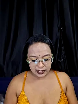 Snapshot of hornyrosy321 chatting on June 19, 4:33 pm hornyrosy321 online show from June 19, 4:33 pm