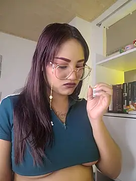 Snapshot of Alejitha-23 chatting on April 25, 11:02 am Alejitha-23 online show from April 25, 11:02 am