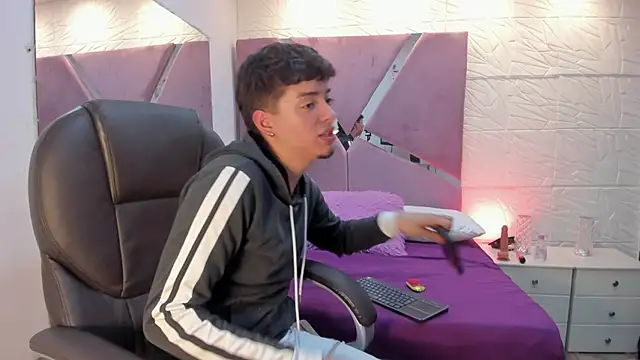 Snapshot of Noah_DeLuca_ chatting on March 17, 7:50 pm Noah DeLuca online show from March 17, 7:50 pm