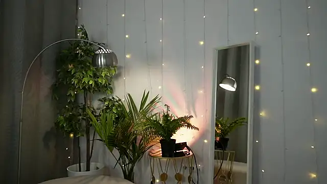 MsKionny online show from April 7, 9:59 pm