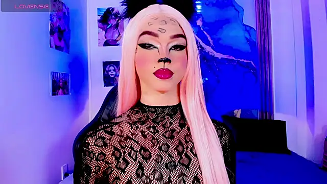 Snapshot of blonde_queen- chatting on June 19, 3:33 am blonde queen- online show from June 19, 3:33 am
