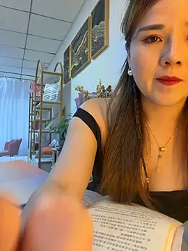 Snapshot of Xiaoxiao-y chatting on May 5, 8:11 am Xiaoxiao-y online show from May 5, 8:11 am