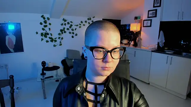 VexaVeylish online show from April 22, 5:25 pm