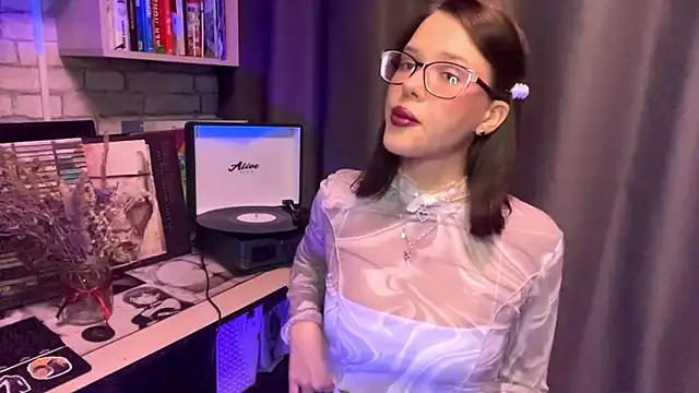 SarahHunnye online show from March 17, 10:18 am