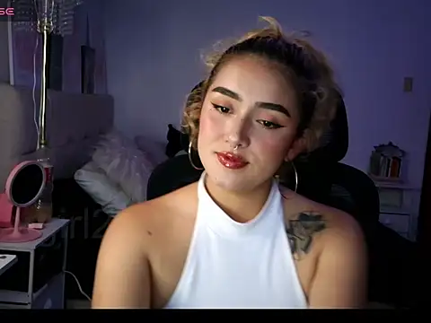 Snapshot of trinitych_ chatting on April 15, 10:43 pm trinitych online show from April 15, 10:43 pm