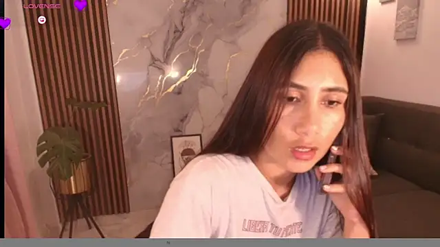 Snapshot of LucyBecker chatting on April 1, 12:33 am LucyBecker online show from April 1, 12:33 am